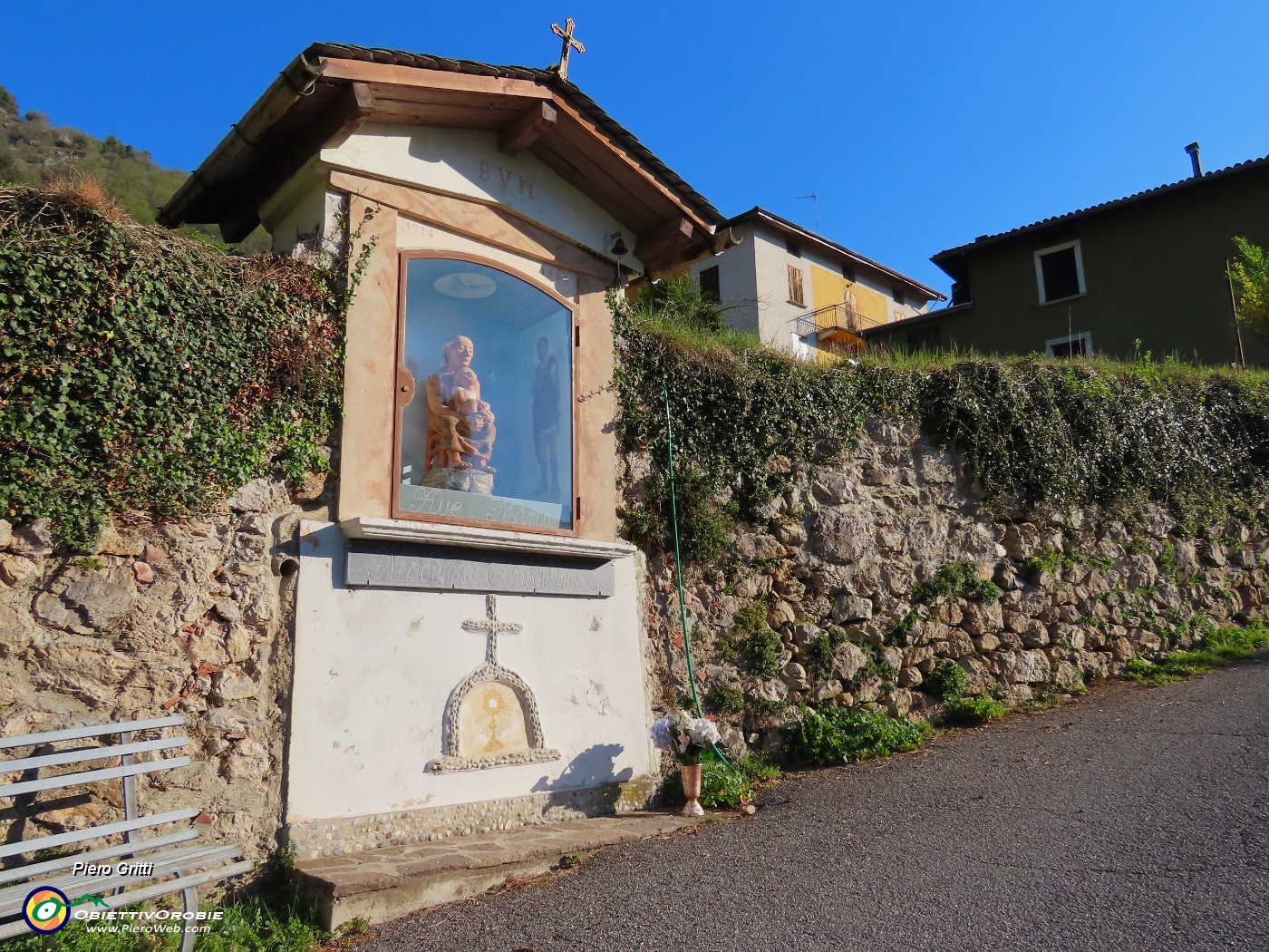 06 Santella della 'Madonna contadina' , dello scultorte belga Chtistian Leroy.JPG